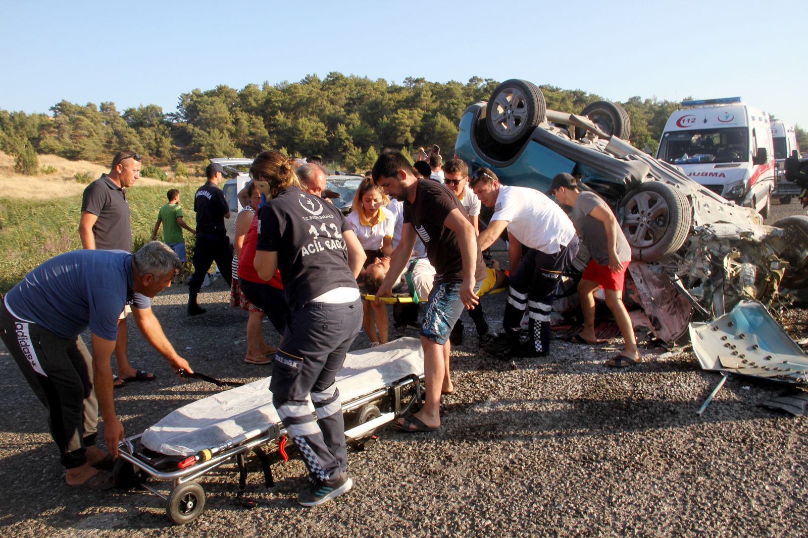 Hafif ticari araç ile otomobil kafa kafaya çarpıştı: 6 yaralı